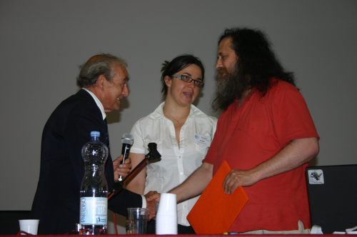 [Francesco Piva consegna il riconoscimento a Richard Stallman. - foto di Enrico Calore]